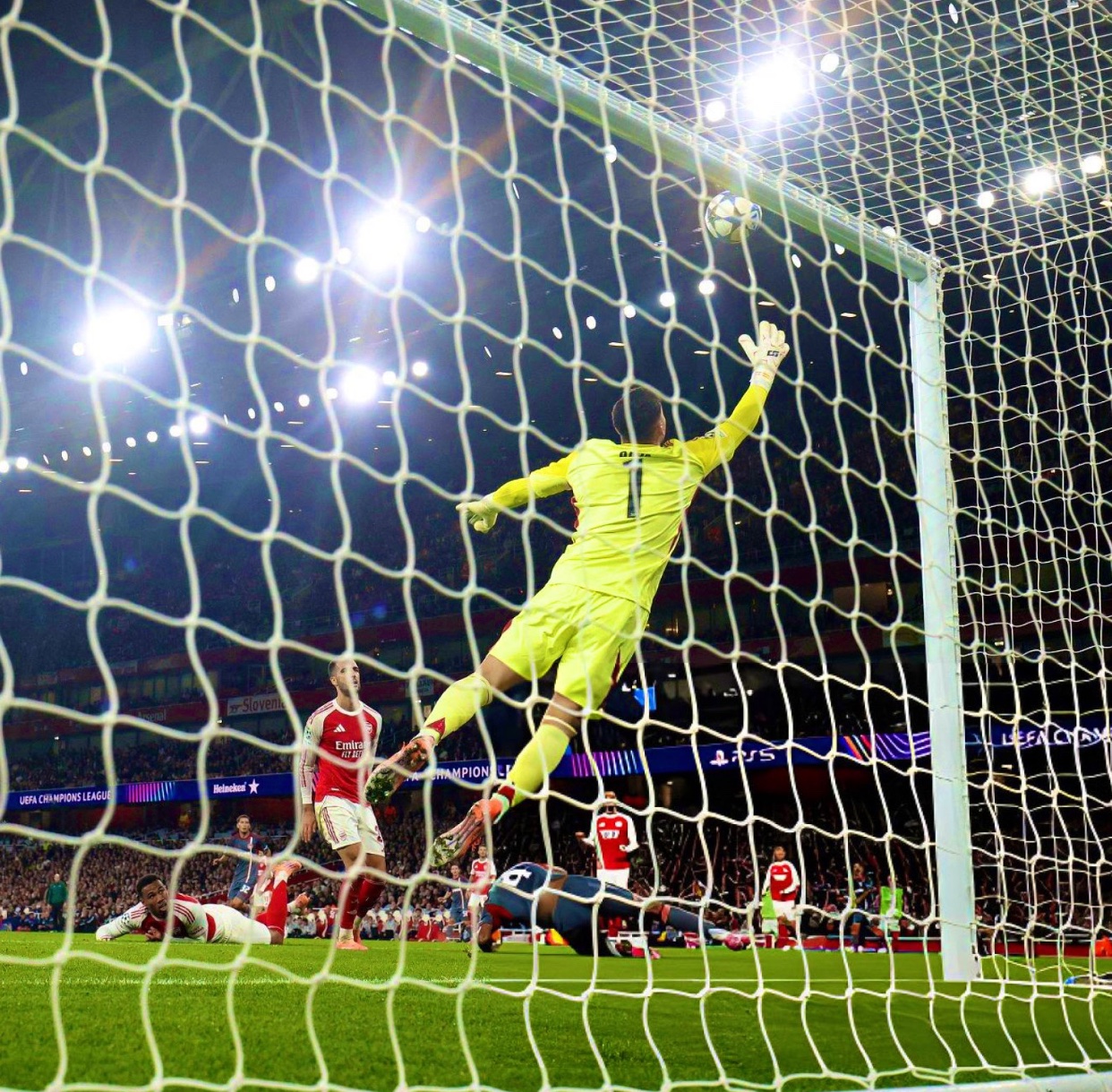 Raya Terbang Selamatkan Arsenal